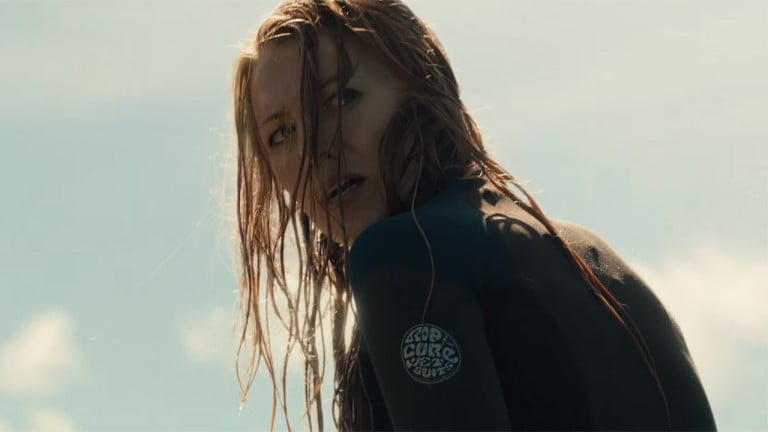 Blake Lively é perseguida por um tubarão em “The Shallows”