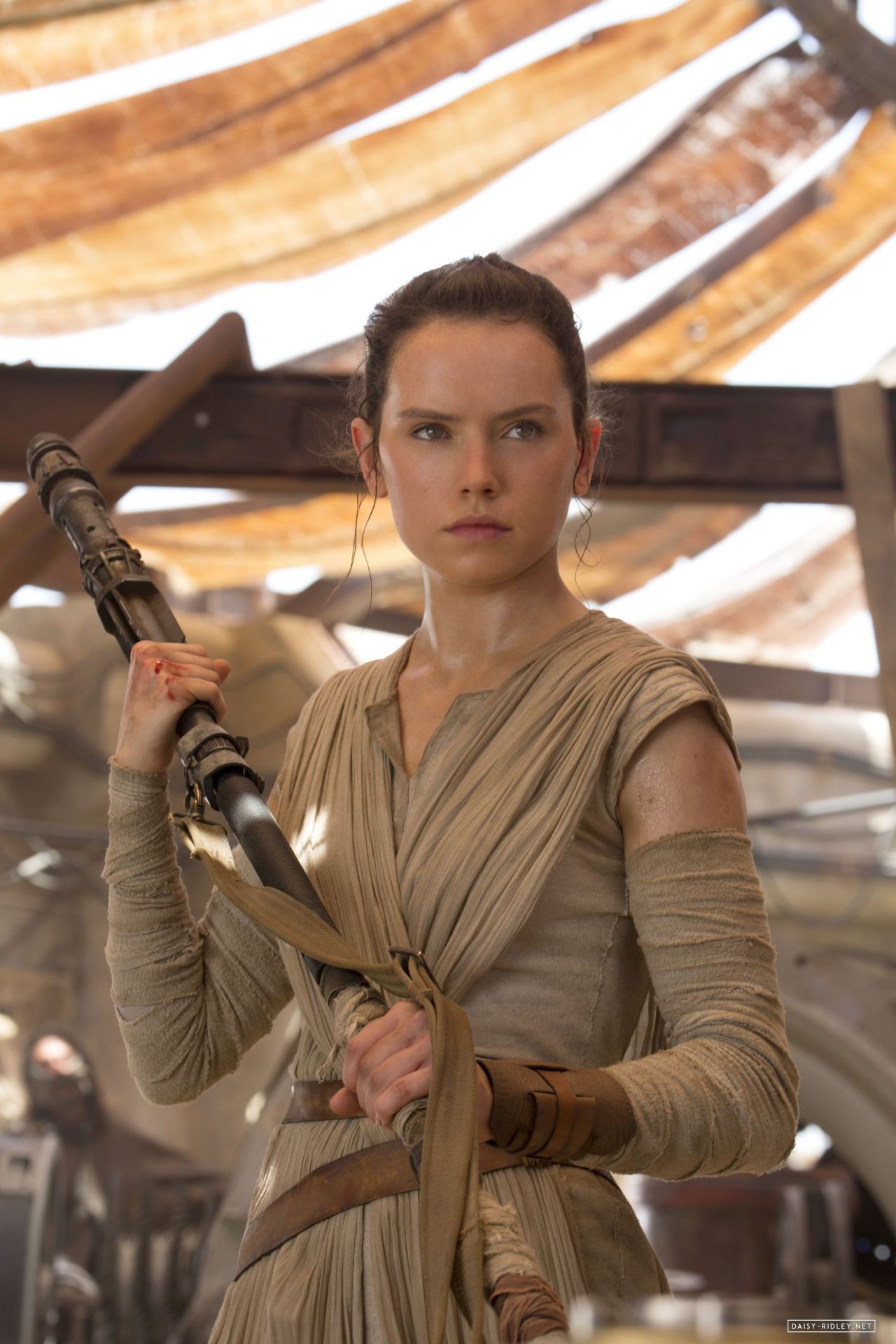 daisy-ridley-star-wars-the-force-awakens-poster-stills-and-promos-2015_3 -  Cinema Planet