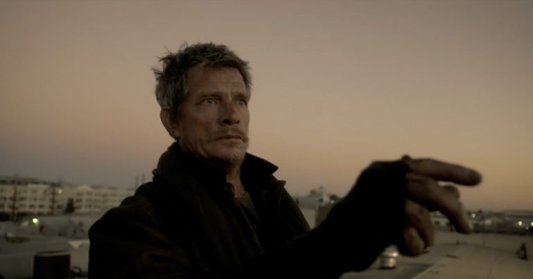 Thomas Haden Church luta por uma vida melhor em “Cardboard Boxer”