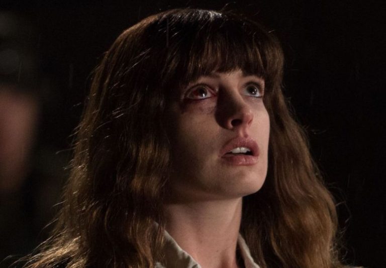 Anne Hathaway controla monstros em “Colossal”
