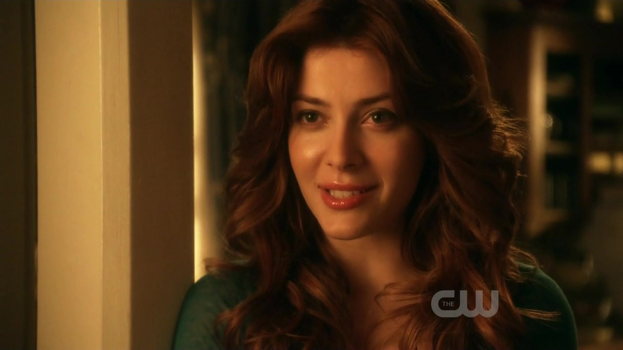 Elena Satine como Mera na série "Smallville", episódio "Patriot" 10x09.