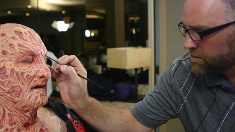 Robert Englund regressa como Freddy Krueger em “Nightmares in the Makeup Chair”