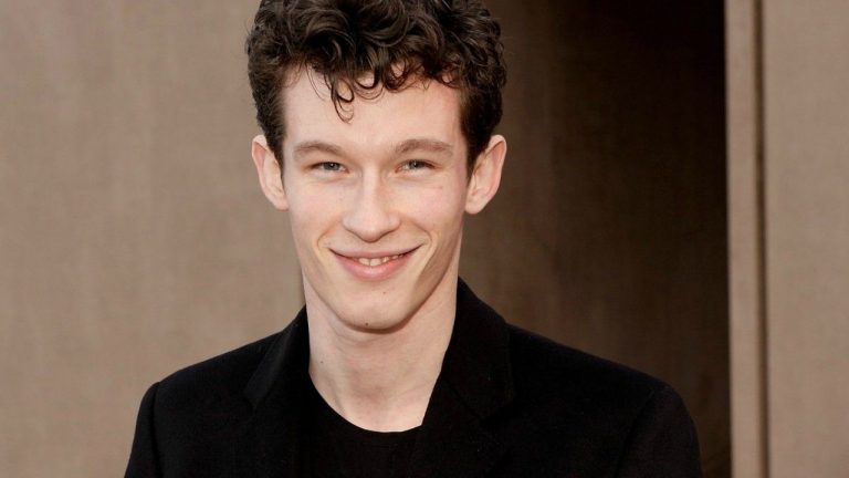 Callum Turner poderá interpretar o irmão de Newt Scamander em “Monstros Fantásticos 2”