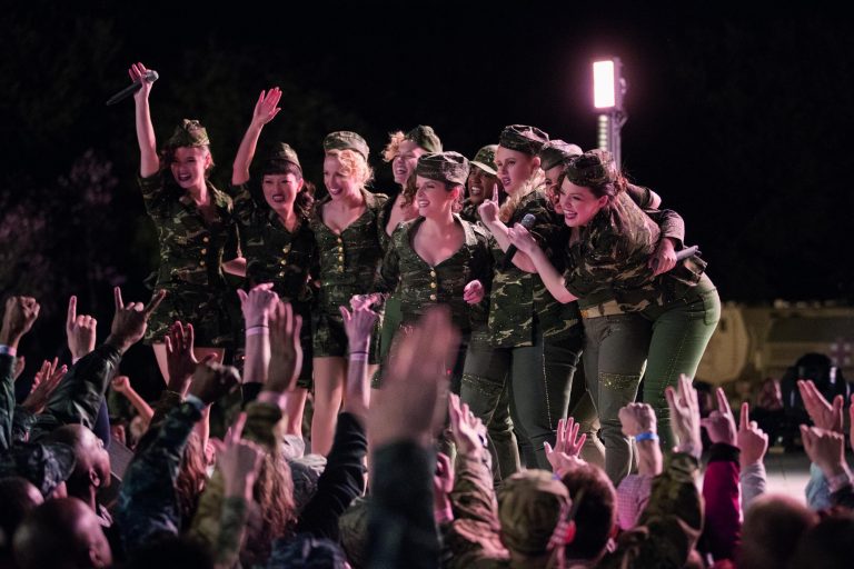 Primeiro trailer e poster de “Pitch Perfect 3”, com música e… explosões!