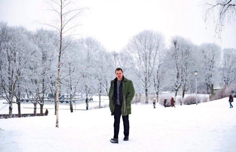 Revelados primeiros posters de “The Snowman”, com Michael Fassbender