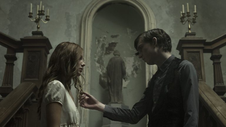 The Lodgers | Reveladas novas imagens e poster do filme de terror