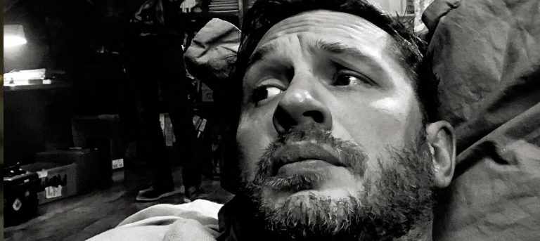Venom | Nova foto revelada mostra Tom Hardy e equipa de bastidores