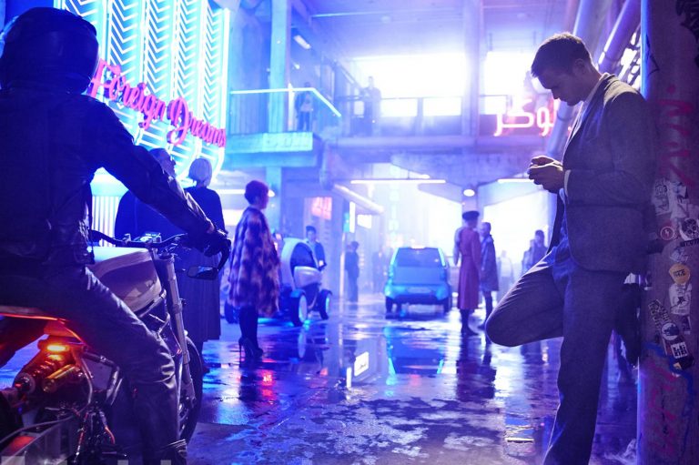 Vê o primeiro trailer de “Mudo”, do realizador Duncan Jones