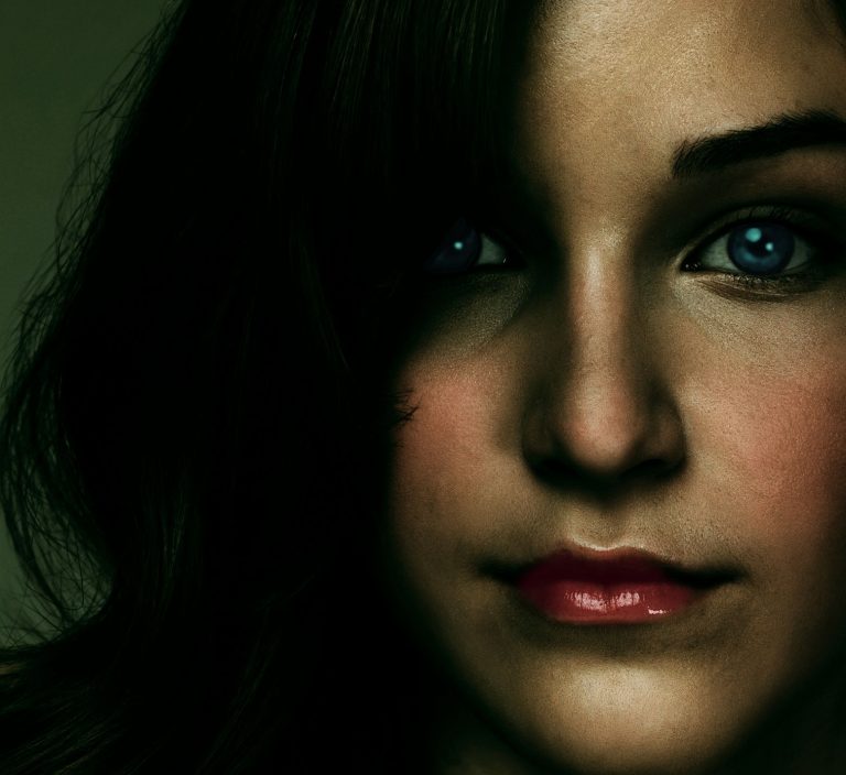 Hulu anuncia adaptação de “Light as a Feather” para série
