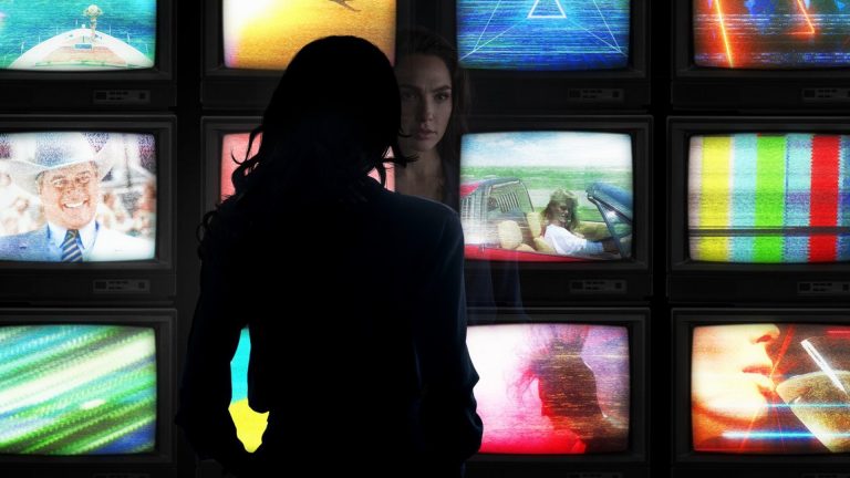 Pedro Pascal rende-se aos anos 80 na nova foto de “Wonder Woman 1984”