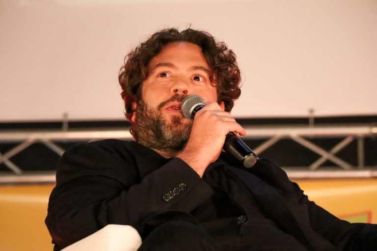 Dan Fogler irá narrar audiobook sobre o próximo filme de ”Monstros Fantásticos”