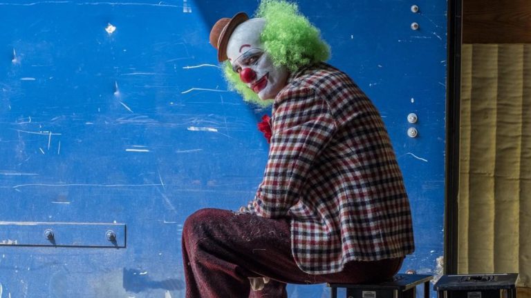 Joaquin Phoenix em lágrimas numa cabine telefónica no set de “Joker”