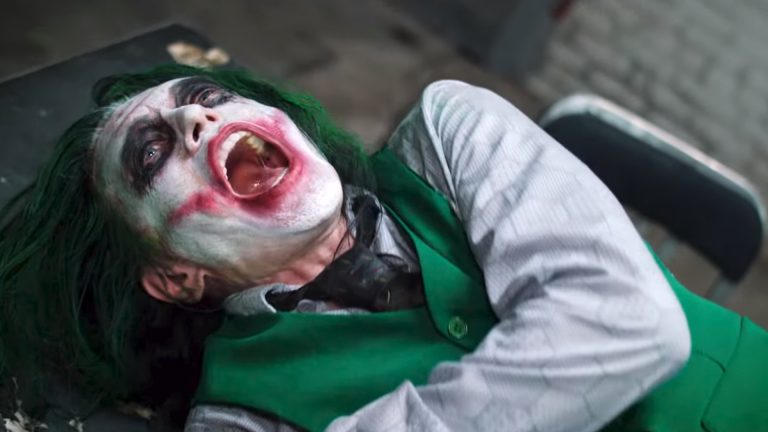 Tommy Wiseau interpreta cena icónica de “O Cavaleiro das Trevas”