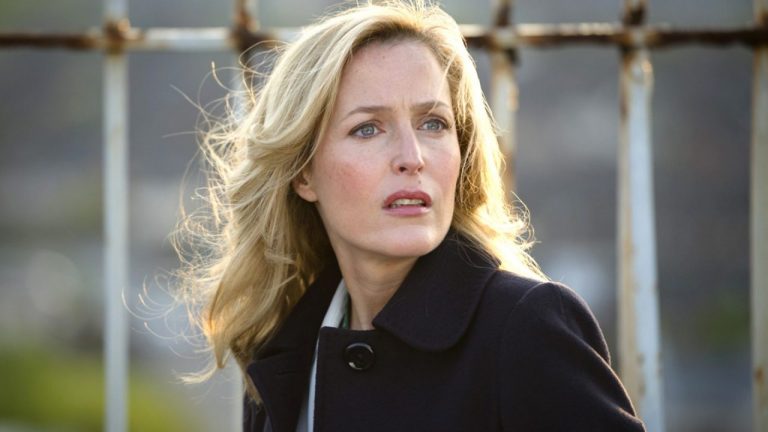 Gillian Anderson é Thatcher em “The Crown”