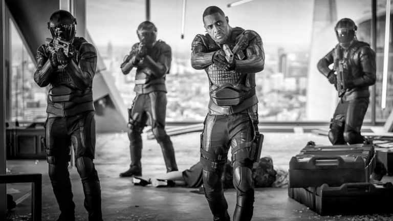Idris Elba de lança-chamas em riste