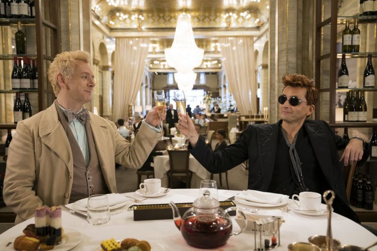 Anjo e Demónio brindam no trailer oficial da série “Good Omens”