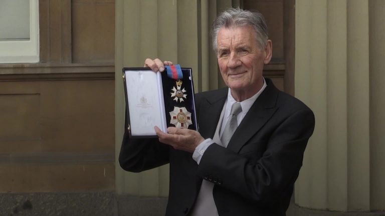Michael Palin é agora um cavaleiro de verdade