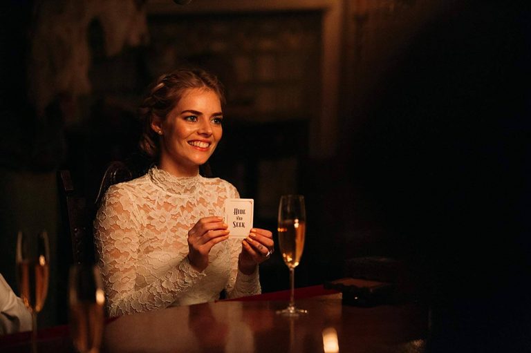 Samara Weaving escolhe uma carta no novo clip de “Ready or Not – O Ritual”
