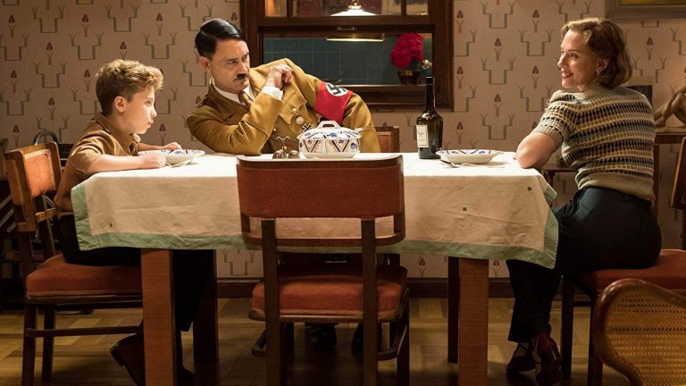 Taika Waititi como Hitler no trailer hilariante do seu novo filme “Jojo Rabit”