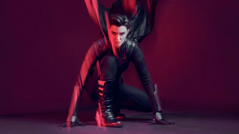 Batwoman apodera-se da Batcaverna em novo promo