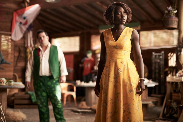 Lupita Nyong’o a fugir the zombies no filme “Little Monsters”