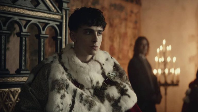 Duelo final entre Chalamet e Pattison em “The King”