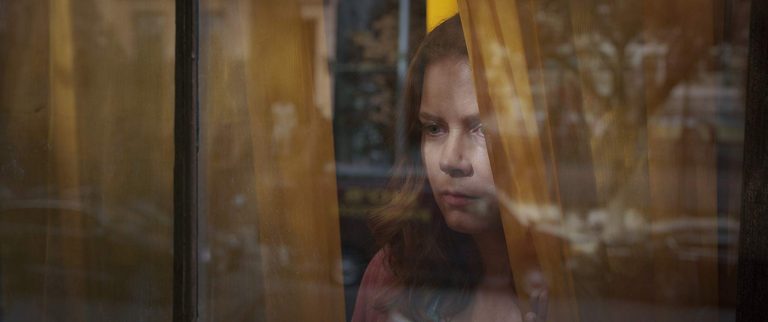 Amy Adams no seu melhor no trailer oficial de “The Woman in the Window”