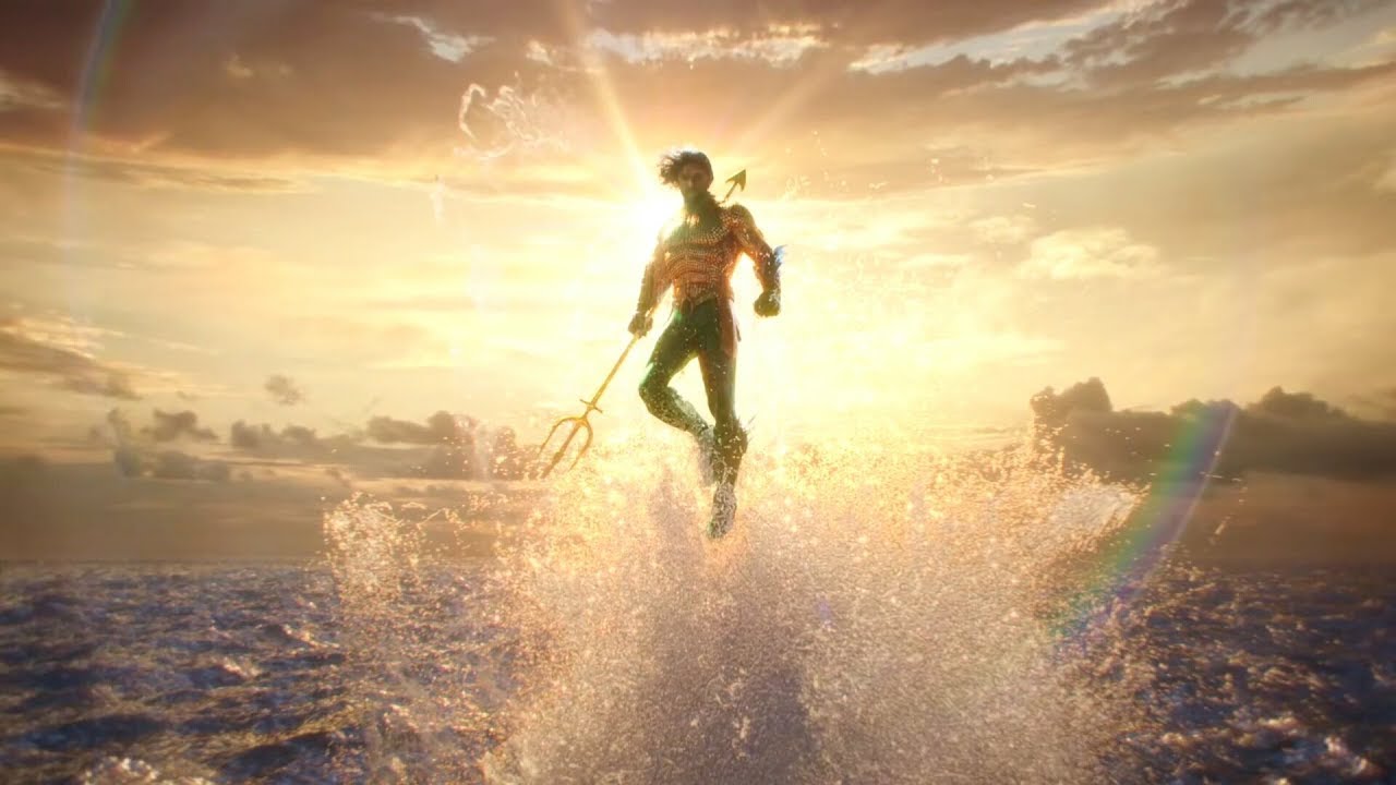 Aquaman pairando com tridente