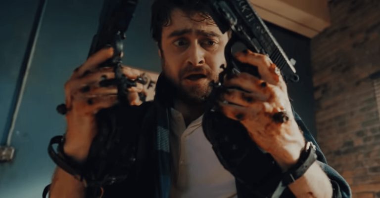 Daniel Radcliffe não consegue largar o perigo no trailer de “Guns Akimbo”