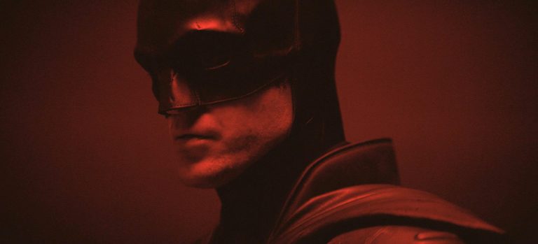 Robert Pattinson testa fato de Batman em novo vídeo