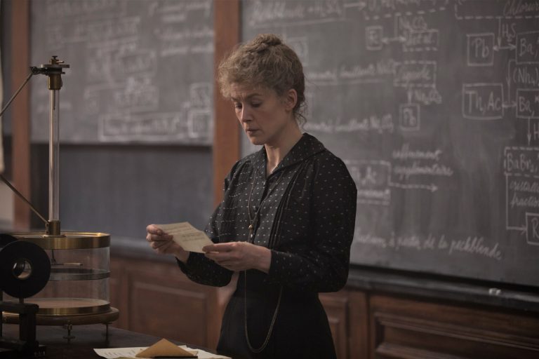 Radioactive | Rosamund Pike traz Marie Curie para o cinema