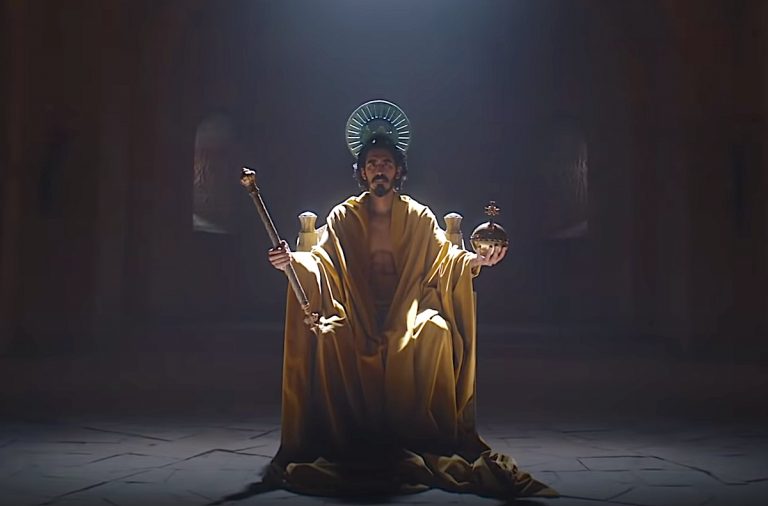 Alicia Vikander e Dev Patel no trailer de “The Green Knight”