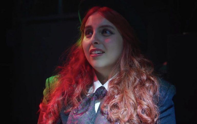 How to Build a Girl | Beanie Feldstein e o seu lado rockstar