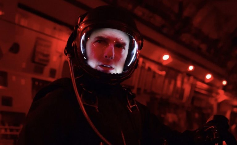 Primeira produção filmada no espaço, com Tom Cruise, já tem realizador