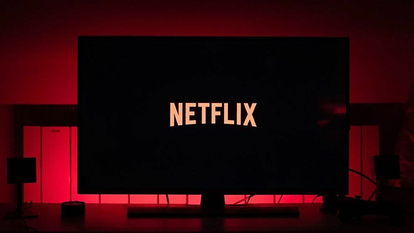 televisão a mostrar o logotipo da Netflix
