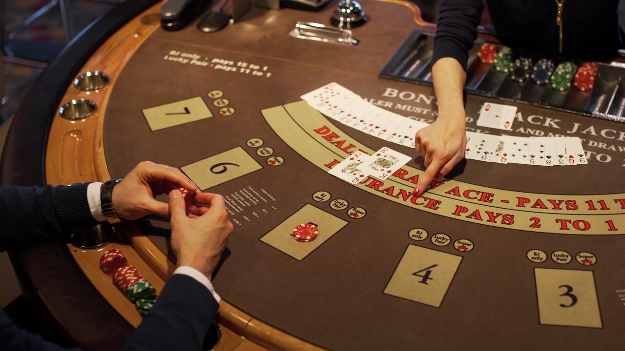 Quem pode jogar por dinheiro no Roku casino?
