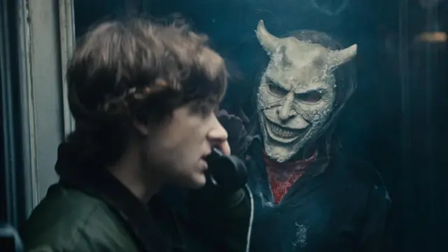 Mason Thames and Ethan Hawke em "Telefone Negro 2"