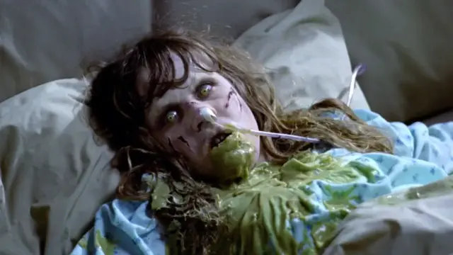 Cena do Filme Exorcista, onde o personagem vomita, estando sob possessão demoníaca