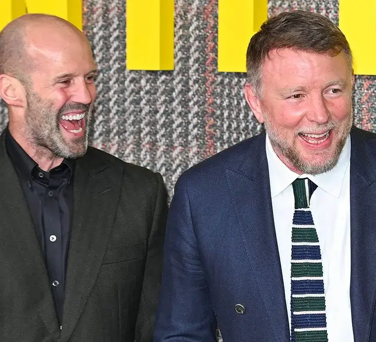 Revolver: O Filme de Guy Ritchie que Deixa Netflix em Novembro de 2025