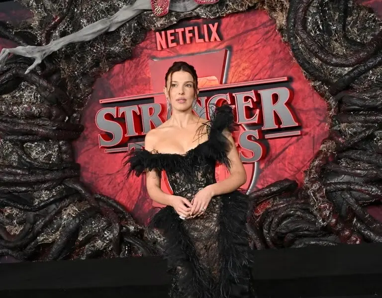 Millie Bobby Brown Reage com Desagrado a Fotógrafo no Red Carpet de Stranger Things 5