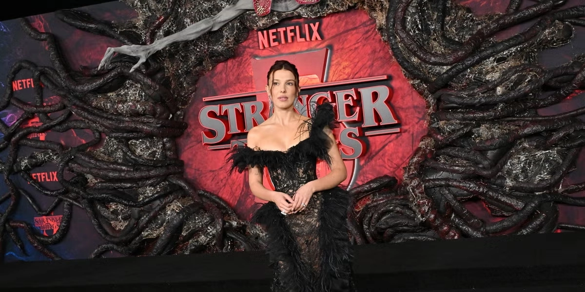 Millie Bobby Brown Reage com Desagrado a Fotógrafo no Red Carpet de Stranger Things 5