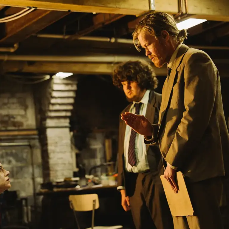 Bugonia: A Disturbing Comédia Distópica de Yorgos Lanthimos