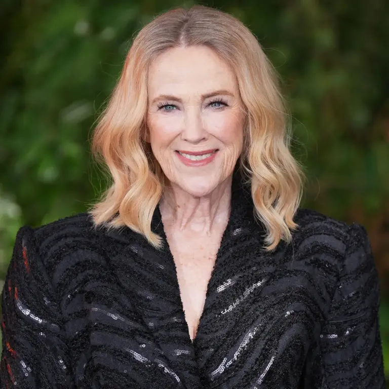 Catherine O’Hara, a Amada Actriz, Falece aos 71 Anos e Deixa um Legado Imbatível