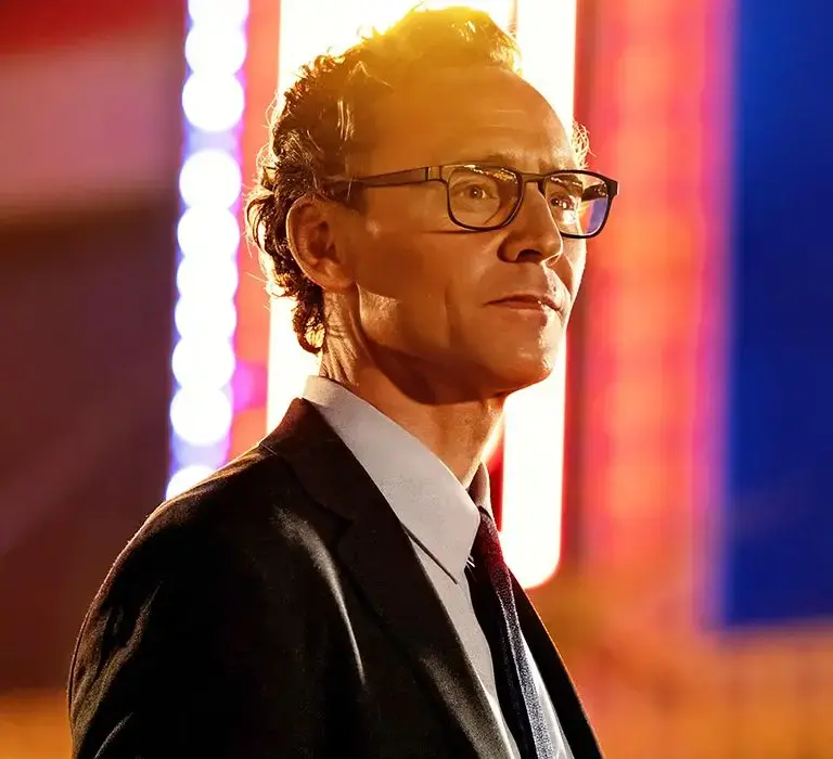 Tom Hiddleston em ‘The Life of Chuck’: Sucesso Instantâneo na Hulu em 2026