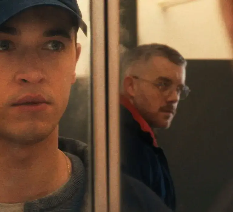 Plainclothes: O Thriller Que Faz Reflexões Ousadas Sobre Identidade e Amor