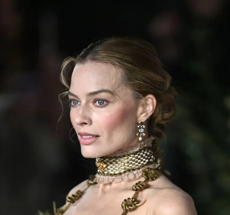 Margot Robbie Desperta Curiosidade com Bracelete de Cabelo