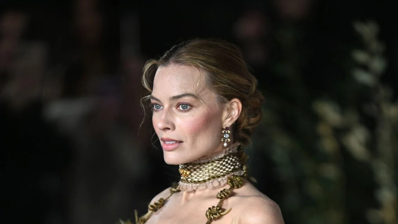 Bracelete de Cabelo de Emily Brontë na Estreia de “Wuthering Heights”