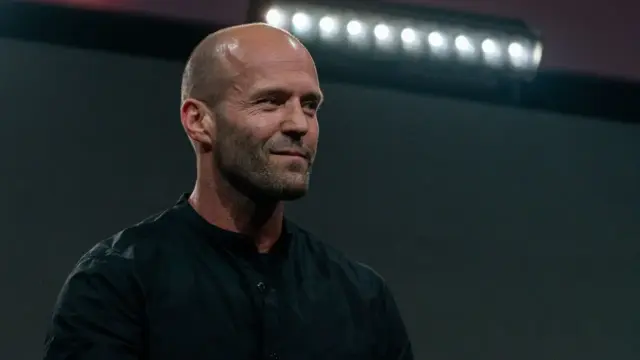 Jason Statham Rouba a Cena em Nova Comédia de Ação- Jason Statham Stole My Bike