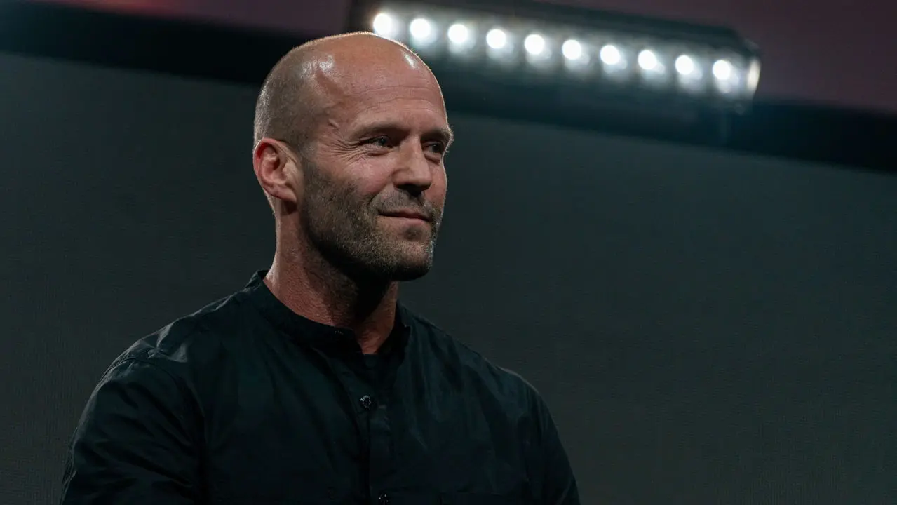 Jason Statham Rouba a Cena em Nova Comédia de Ação- Jason Statham Stole My Bike