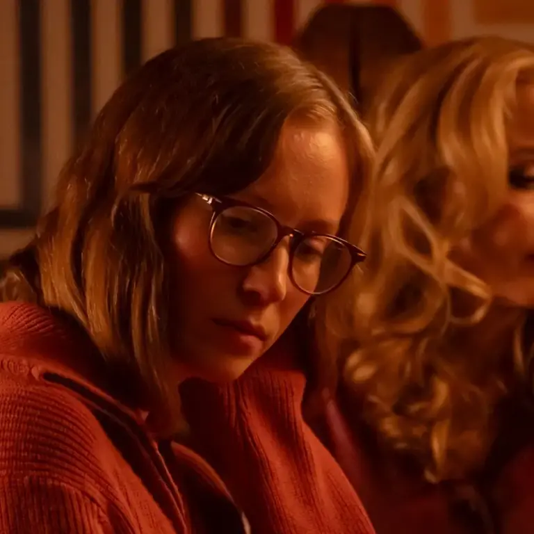 Gillian Anderson Revela Novidades Sobre “Teenage Sex and Death at Camp Miasma”